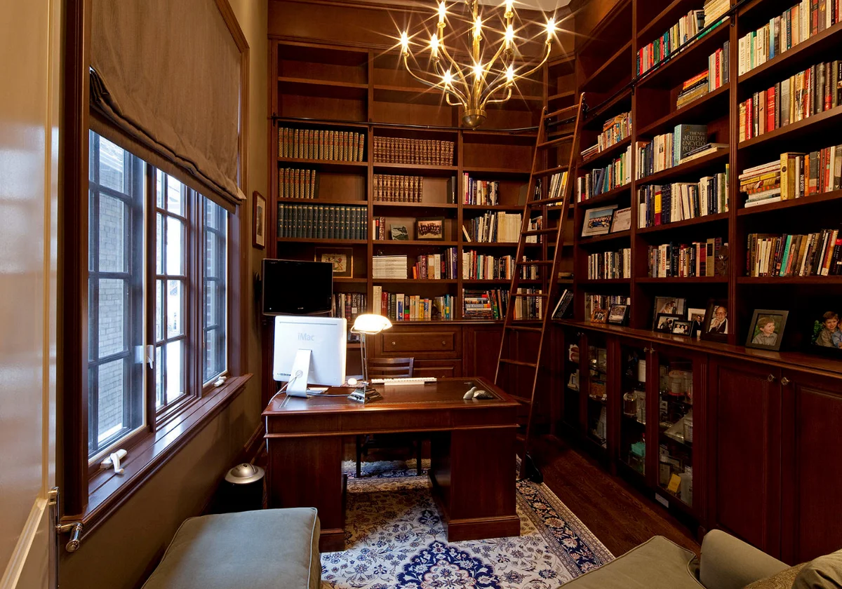 اتاق بایگانی با قفسه‌های چوبی تیره رنگ و فرش نقش‌دار سفید آبی