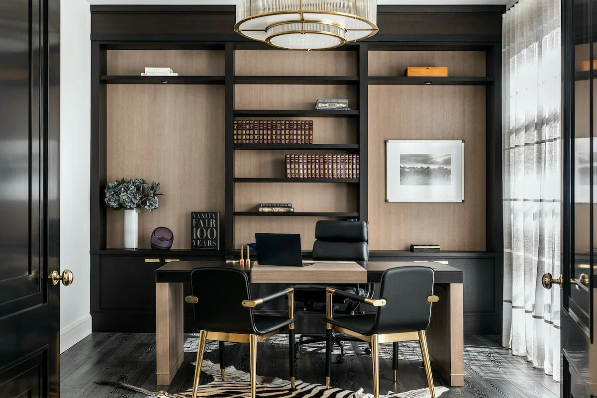 دفترکار مدرن با تم رنگی قهوه‌ای مشکی صندلی‌های مشکی با پایه‌های طلایی
